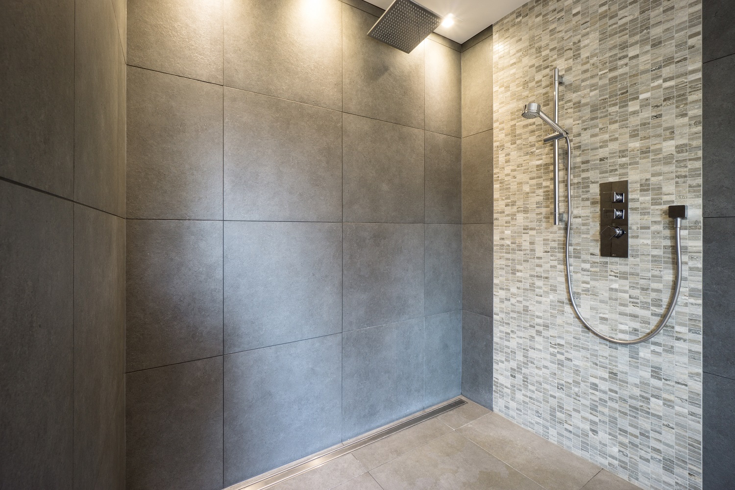 Trendy Bathroom Updates: Doorless Showers
